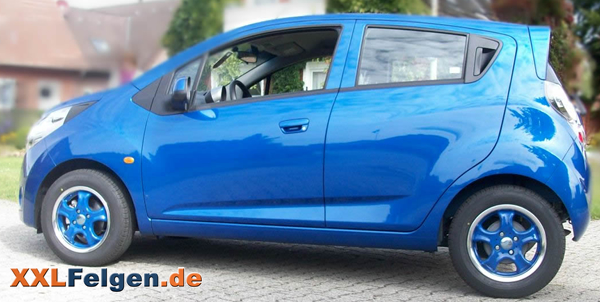 Chevrolet Spark mit blauen DBV Tahiti blue 14 Zoll Felgen