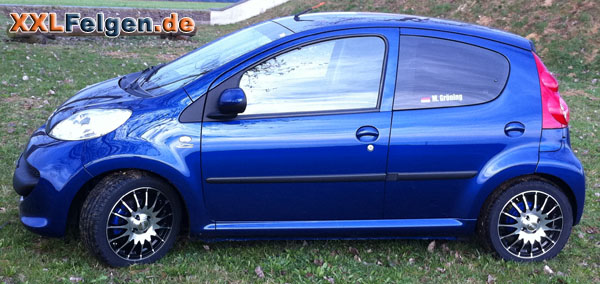 Peugeot 107 mit 15 Zoll DBV Florida Felgen schwarz